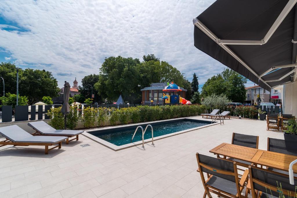 Bazén v ubytovaní CURICTA Design Apartments alebo v jeho blízkosti