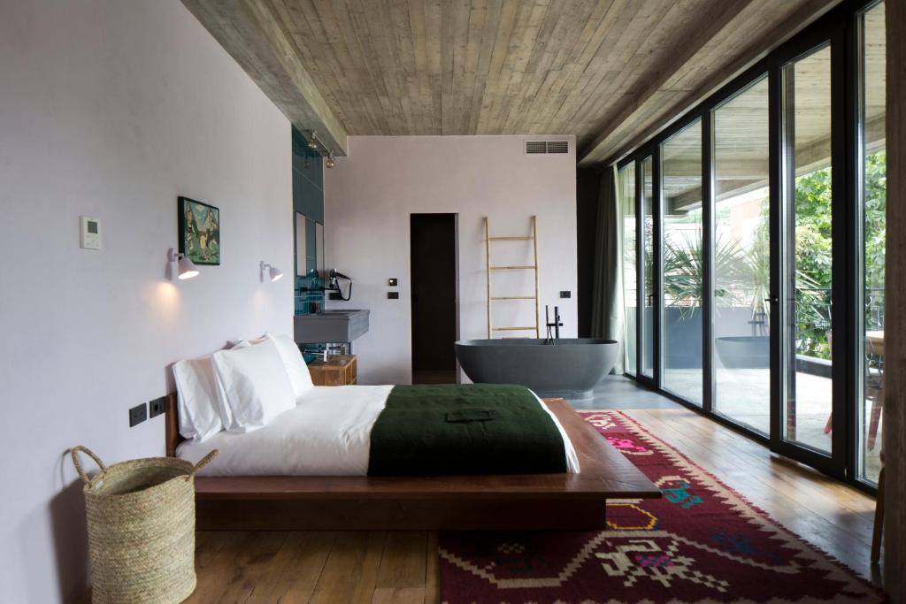 Uma cama ou camas num quarto em IN Gallery Hotel & Spa