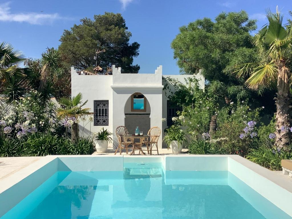 uma villa com uma piscina e uma casa em Kasbah Andaluz guest house em Chiclana de la Frontera