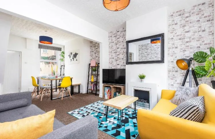 Riverside Stroll to York Station and City Centre - entire terrace house!, York, Marea Britanie