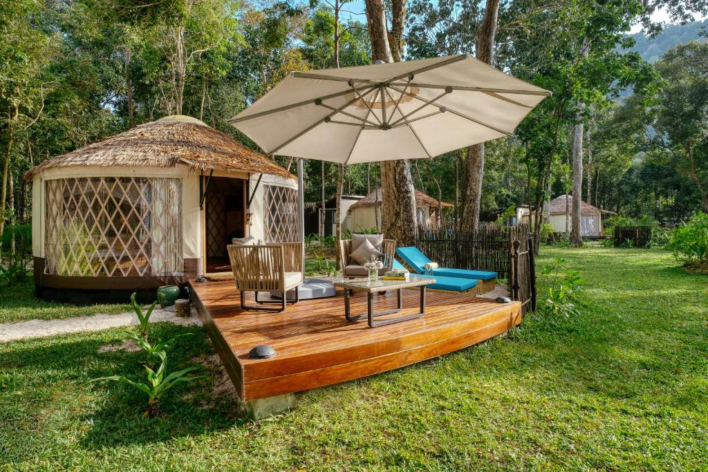 a gazebo with a table and an umbrella at Awei Pila (Mergui Archipelago) in Kyun Pila Island.