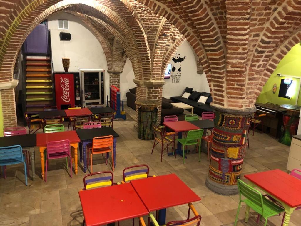 Restoran või mõni muu söögikoht majutusasutuses Antwerp City Hostel