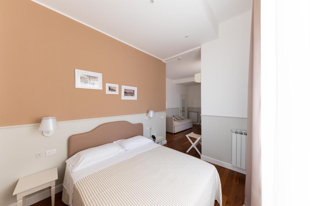 Postel nebo postele na pokoji v ubytování Miramare Hotel