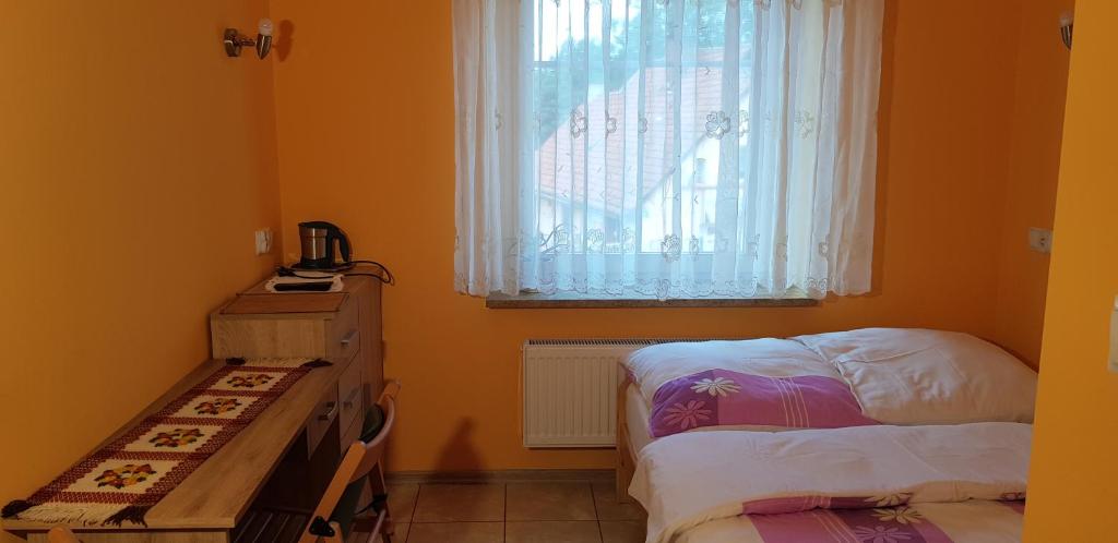Posteľ alebo postele v izbe v ubytovaní Pokoje nad rzeką