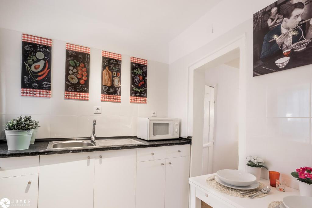 Kuchyň nebo kuchyňský kout v ubytování InLoveApartments - Typical Portuguese Tiles