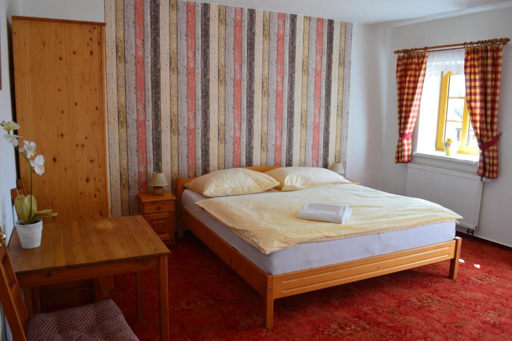 Postel nebo postele na pokoji v ubytování Pension U Kostela