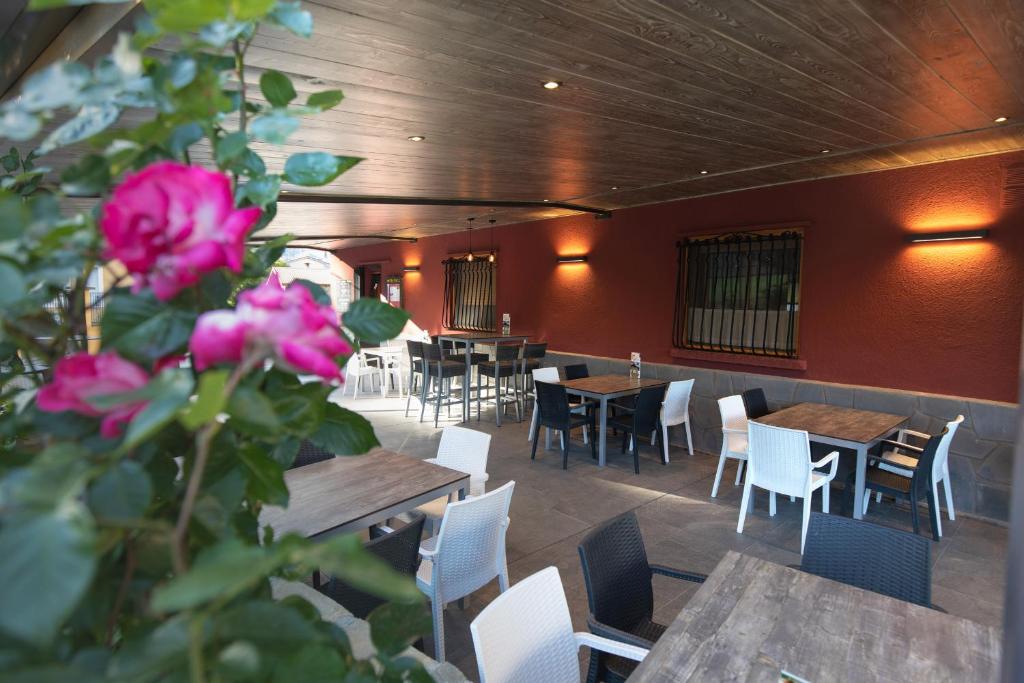 Un restaurante o sitio para comer en Hotel Cinca