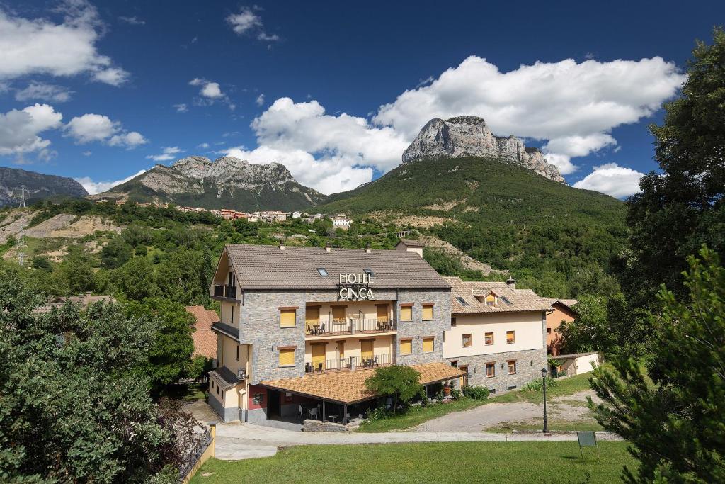 ein Hotel mit einem Berg im Hintergrund in der Unterkunft Hotel Cinca in Escalona