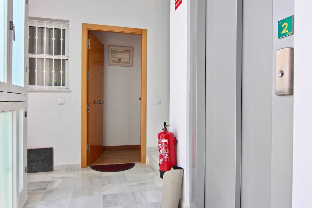 hydrant pożarowy siedzący w pokoju z drzwiami w obiekcie Apartamento CONFORTABLE junto al Mercado w Kadyksie