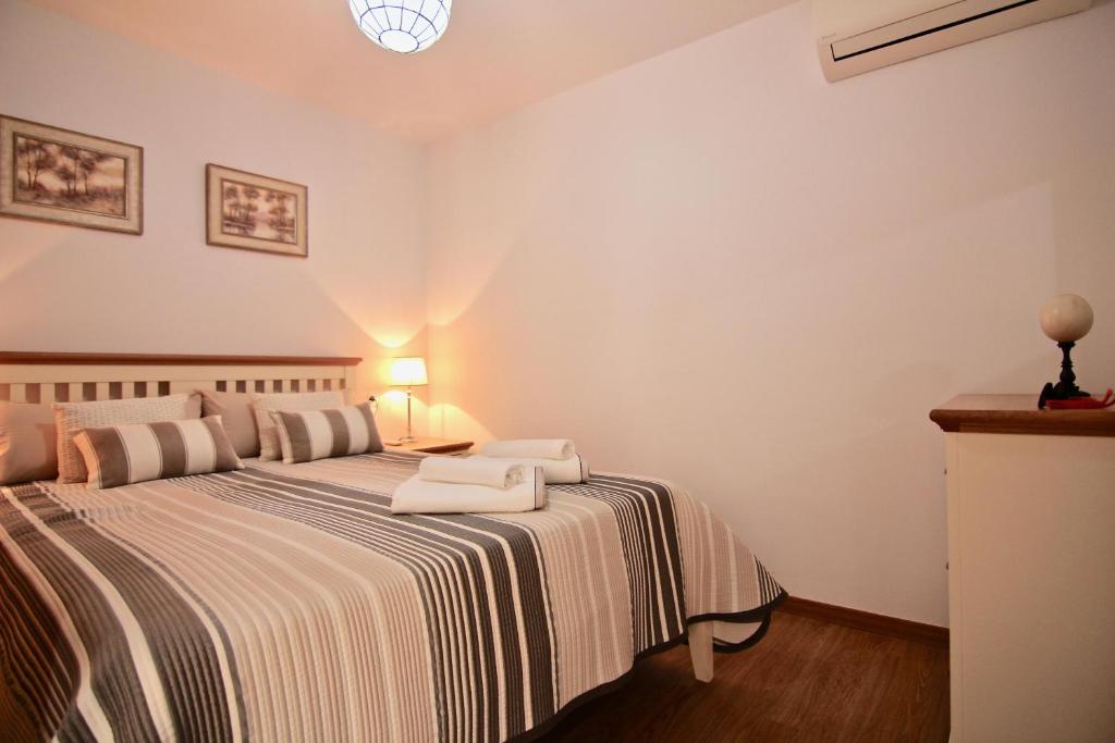 Łóżko lub łóżka w pokoju w obiekcie Apartamento CONFORTABLE junto al Mercado