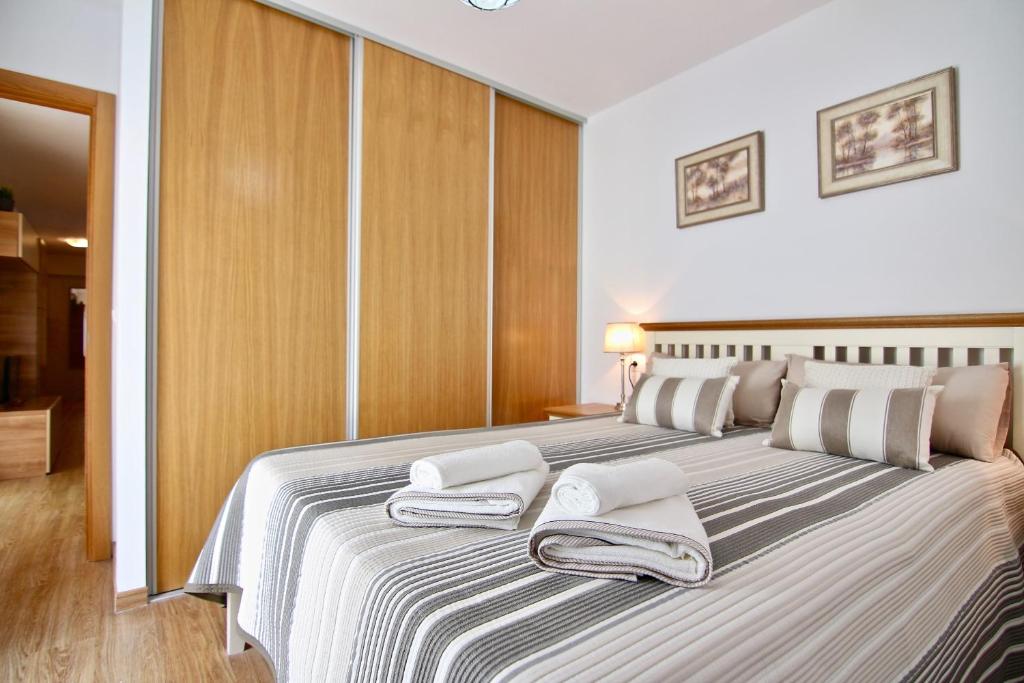 Łóżko lub łóżka w pokoju w obiekcie Apartamento CONFORTABLE junto al Mercado