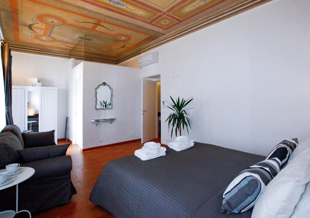 una sala de estar con una cama y un sofá en Clemy In Rome, en Roma