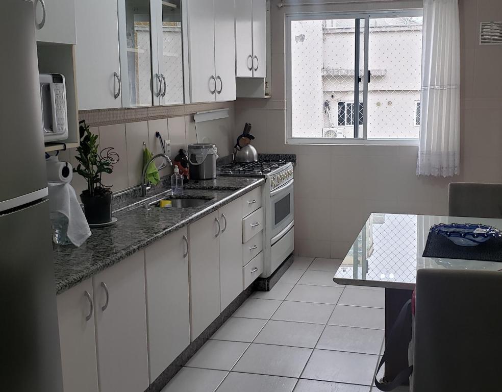  Apartamento confortável em Meia Praia - 200 metros da praia