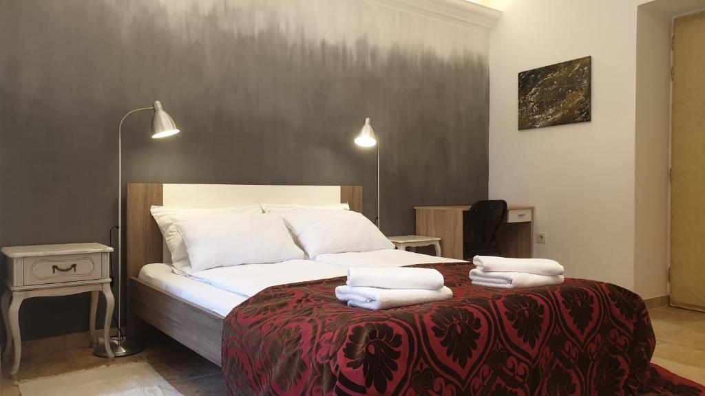 Posteľ alebo postele v izbe v ubytovaní Apartmani N.May's