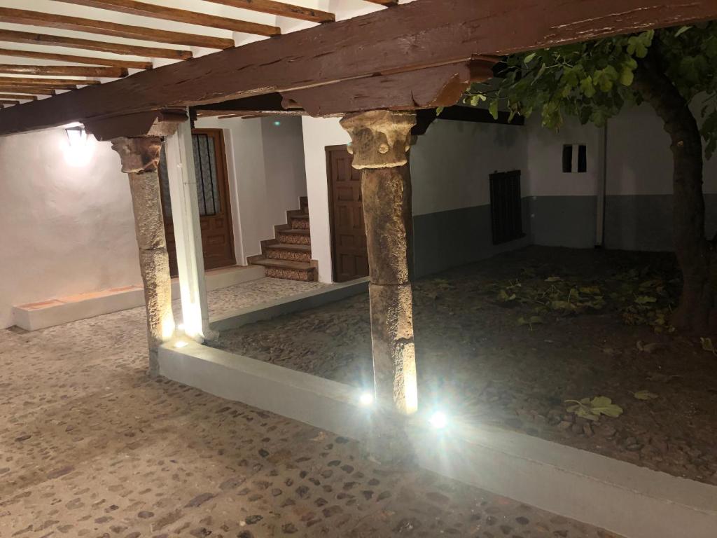 vistas a una casa con porche y escaleras en Alojamiento Rural La Estrella de David en Almagro