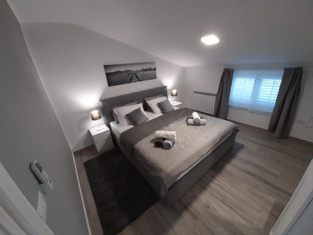 Łóżko lub łóżka w pokoju w obiekcie Guesthouse Villa Brestova