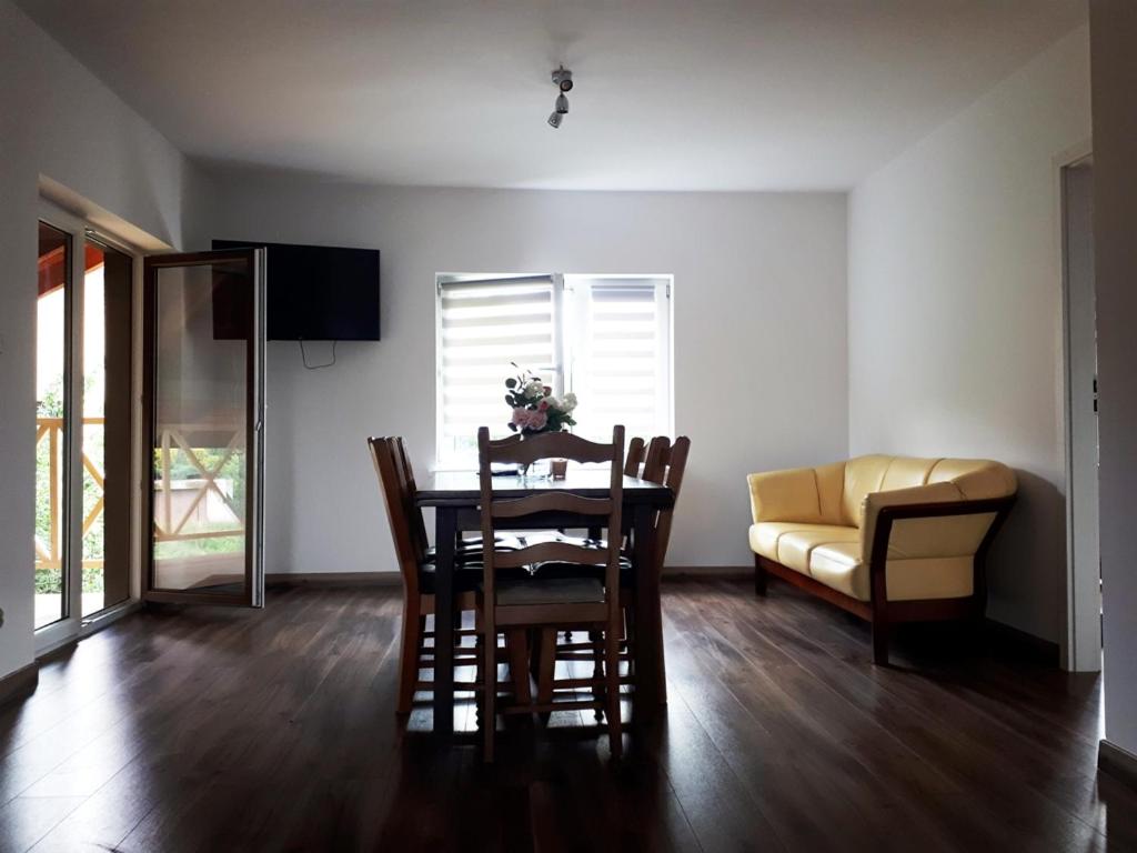 米盧夫卡的住宿－Apartament w Milówce，一间带桌椅和沙发的用餐室