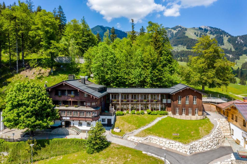 uma propriedade nas montanhas com um grande edifício em Berghotel Sudelfeld em Bayrischzell
