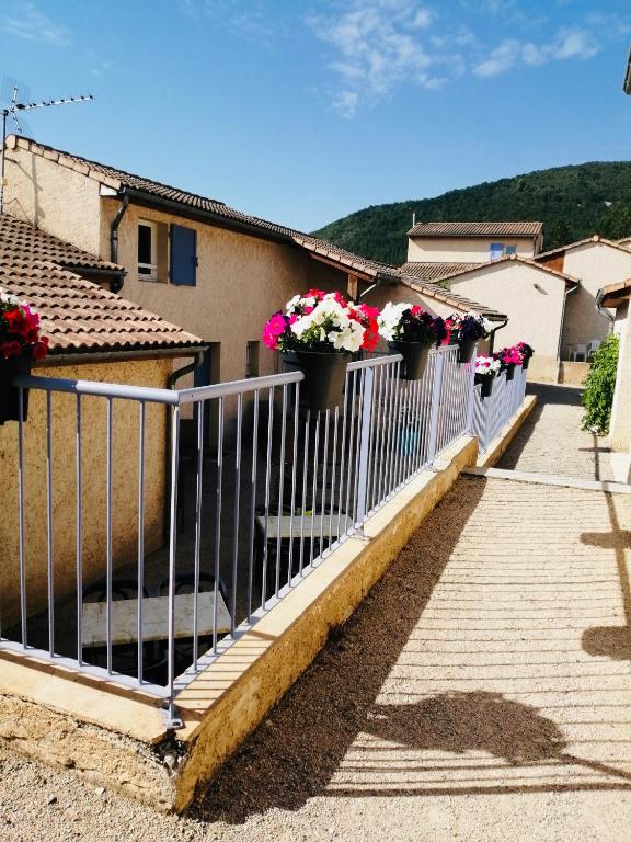 Nespecifikovaný výhled na hory nebo výhled na hory při pohledu z hotelu