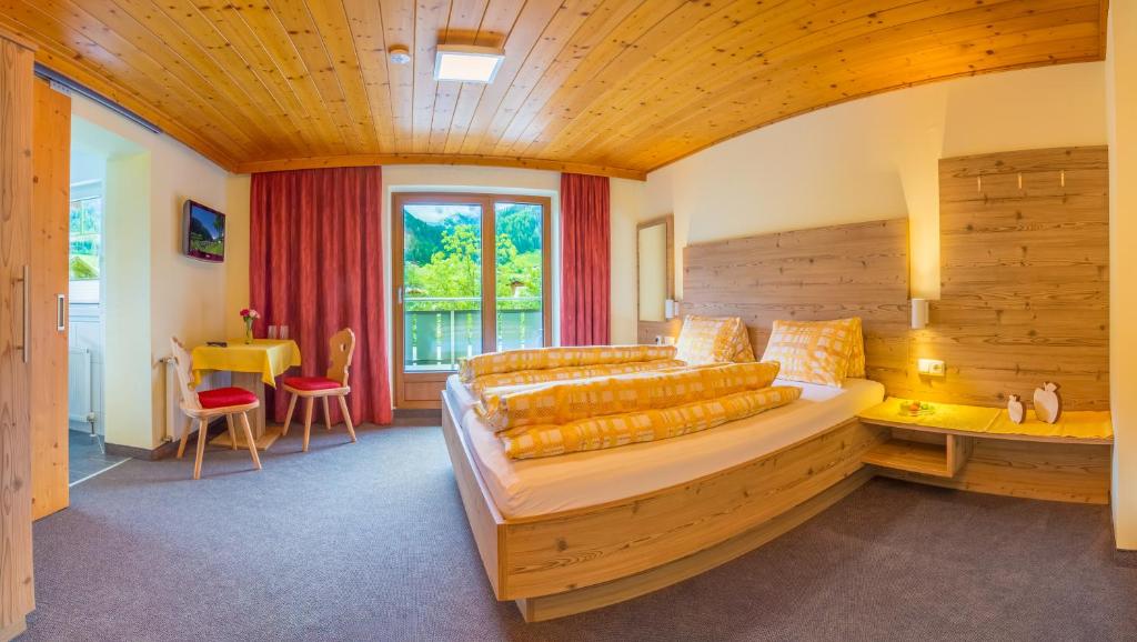 Postel nebo postele na pokoji v ubytování Pension Tina