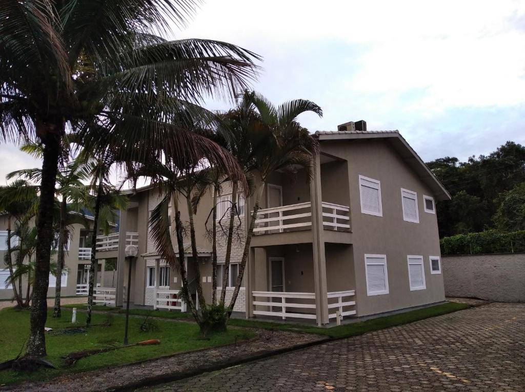  Apartamento em maranduba com ar condicionado