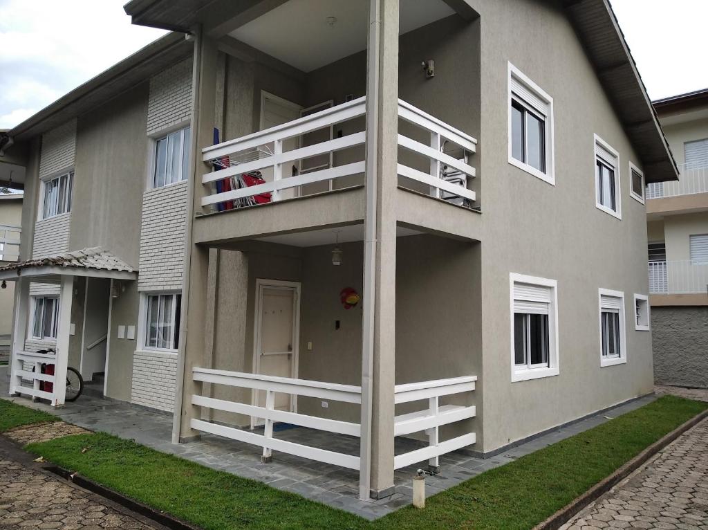  Apartamento em maranduba com ar condicionado