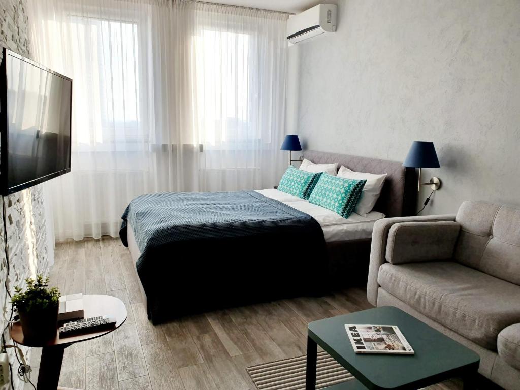 Postel nebo postele na pokoji v ubytování WrocApartments StarCenter - Parking Free