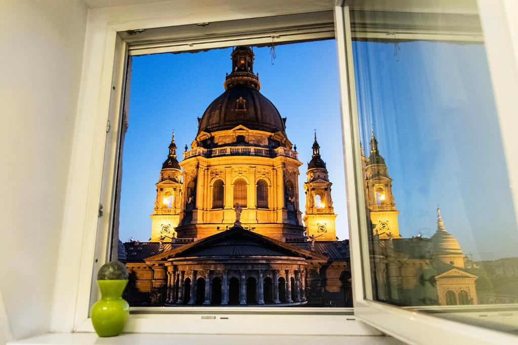 ブダペストにあるHelena apartment with view on St. Stephan's Basilicaの窓越しに建物の景色を望む