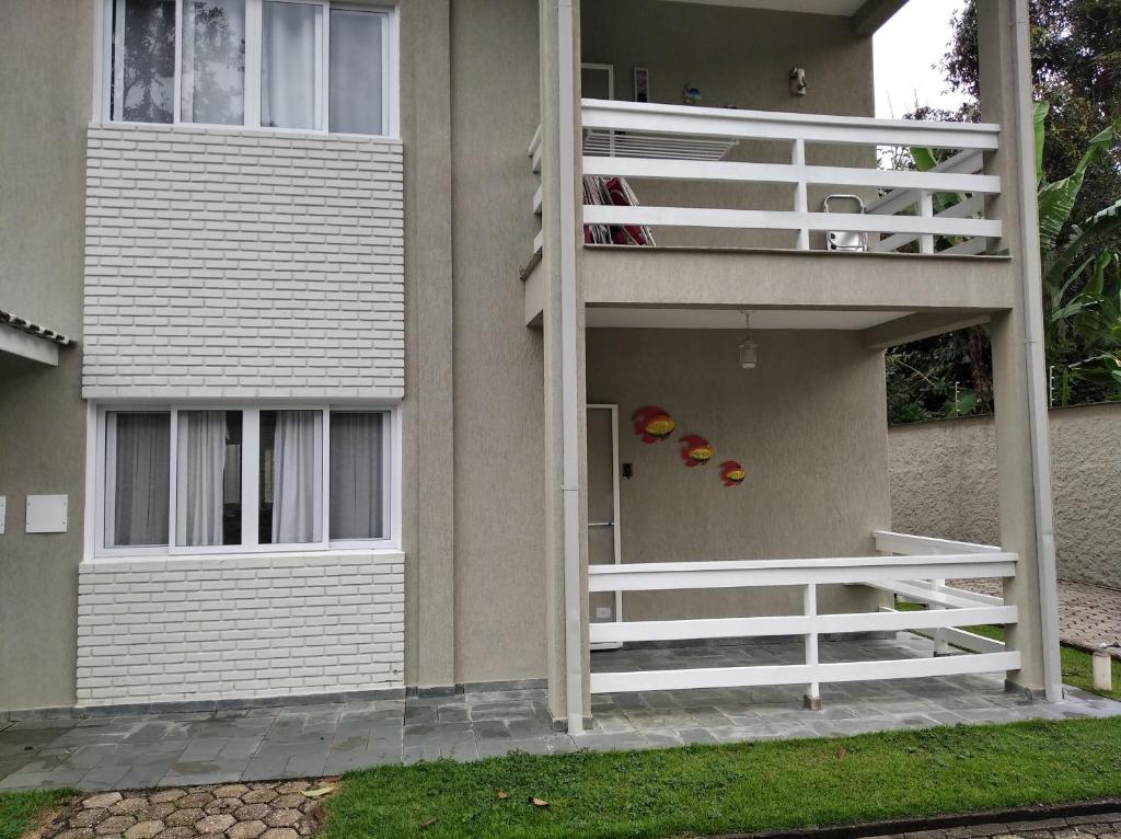  Apartamento em maranduba com ar condicionado