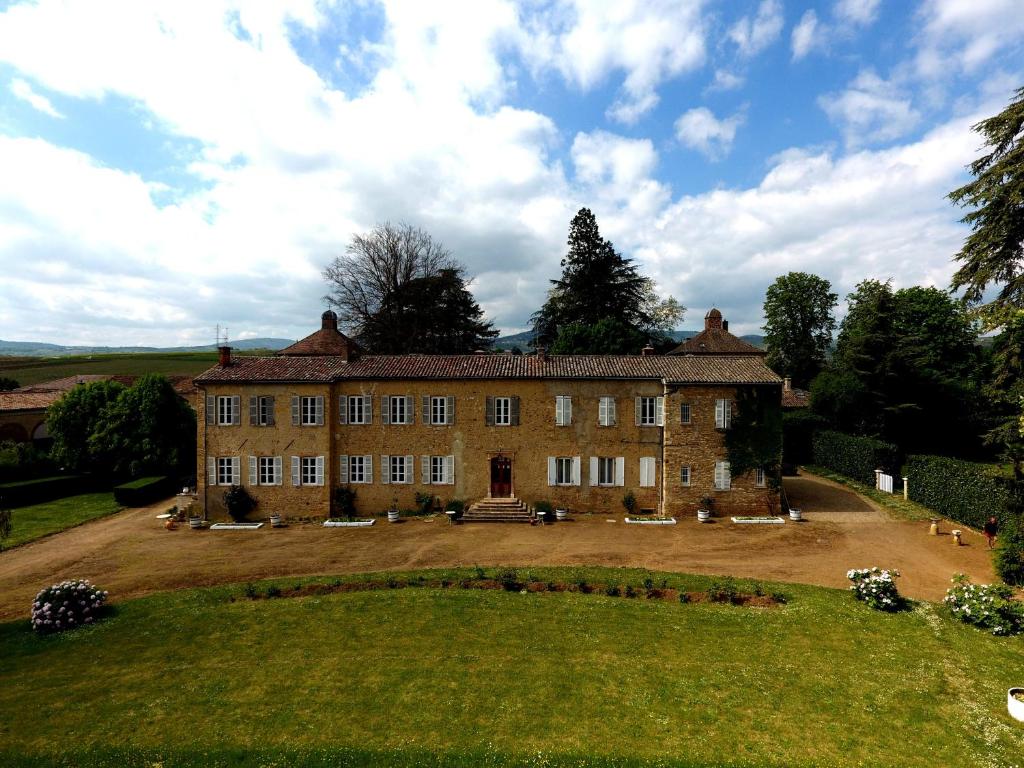 una gran casa de ladrillo con un gran patio en Château de Colombier en Saint-Julien