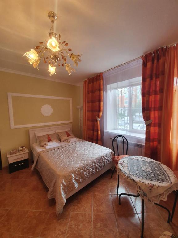 Apartamenty Lastochkino Gnezdo-Krasnodar-Center-Stadium tesisinde bir odada yatak veya yataklar