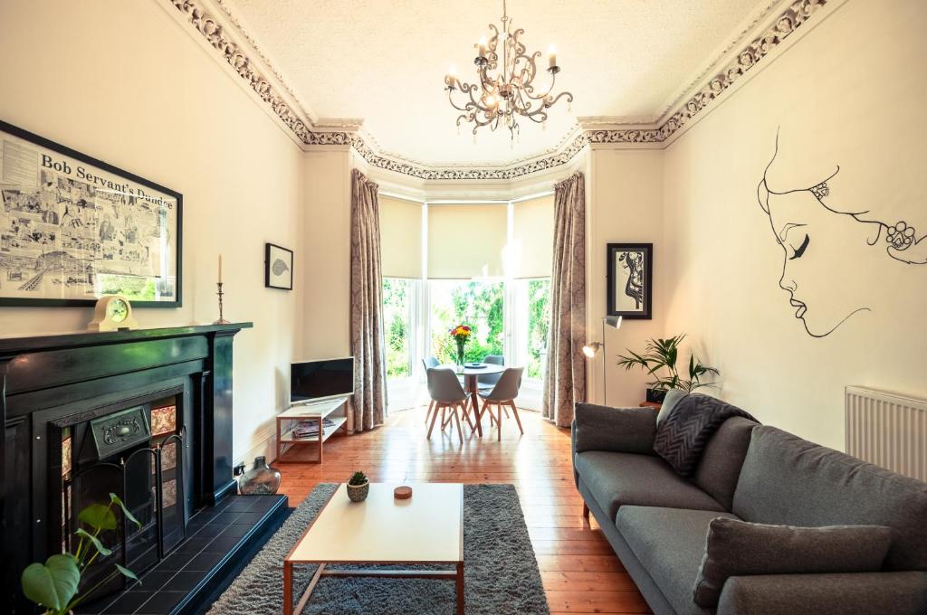 uma sala de estar com um sofá e uma lareira em House on the hill em Dundee