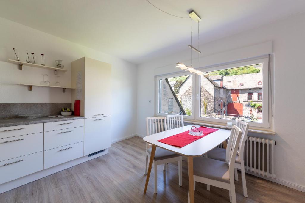 uma cozinha com mesa e cadeiras e uma janela em Haus Angelika em Pommern