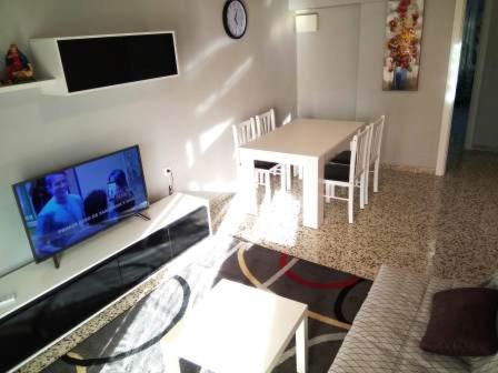 TV a/nebo společenská místnost v ubytování Torrevieja Playa Cura