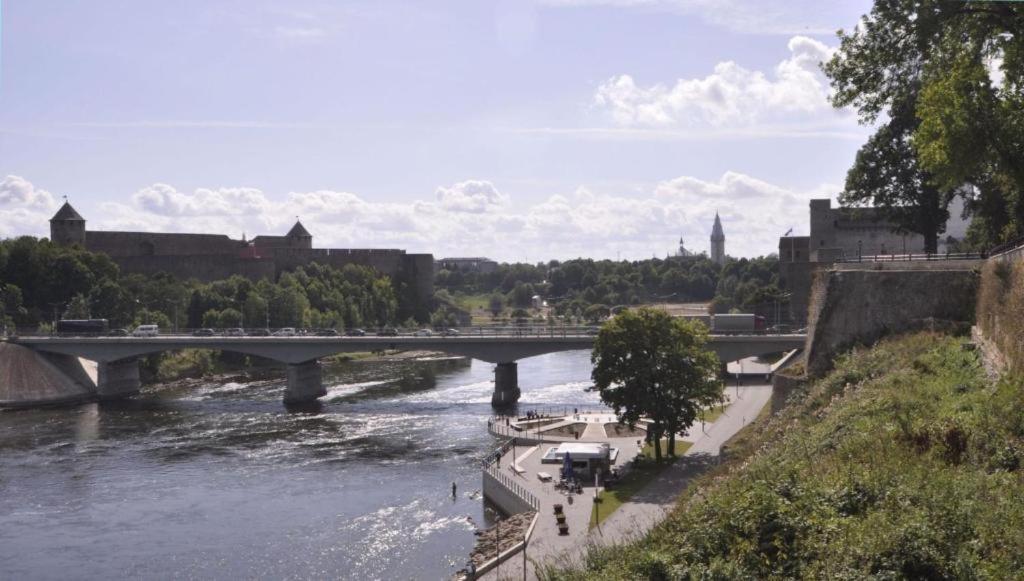 un pont sur une rivière dans une ville dans l'établissement Lori Apartment, à Narva