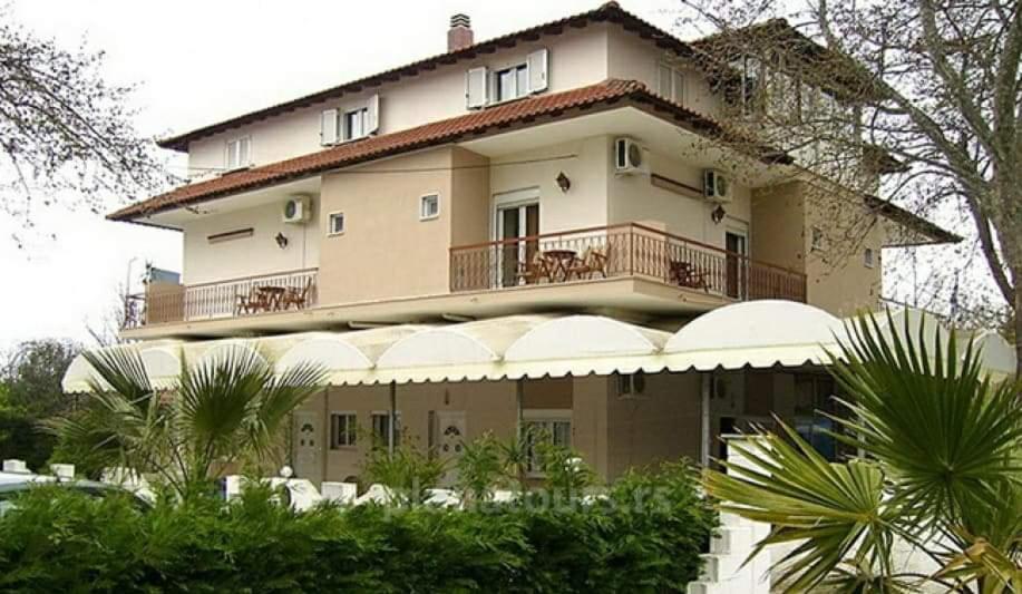 ein großes Gebäude mit einem Balkon an der Seite in der Unterkunft villa panorama in Asprovalta