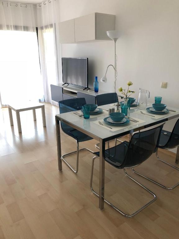 Televízia a/alebo spoločenská miestnosť v ubytovaní Sunny apartment Sa Boadella big solarium sea view