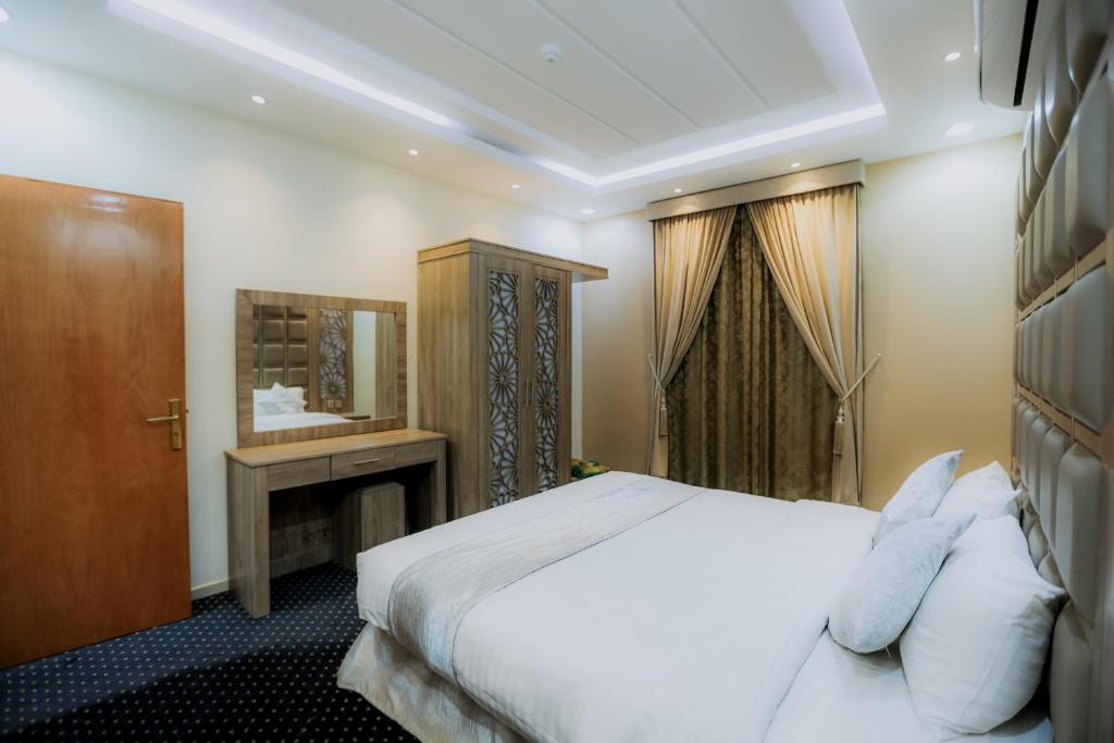 a hotel room with a bed and a mirror at Layali Rahaf Chalets in Abha