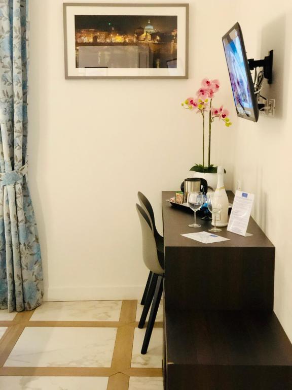 Televízia a/alebo spoločenská miestnosť v ubytovaní KAMBAL LUXURY SUITES