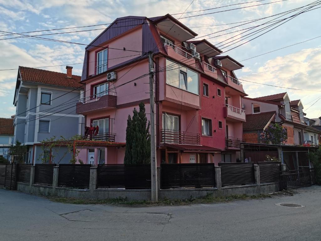 una casa rosa al lado de una calle en House Petar en Ohrid