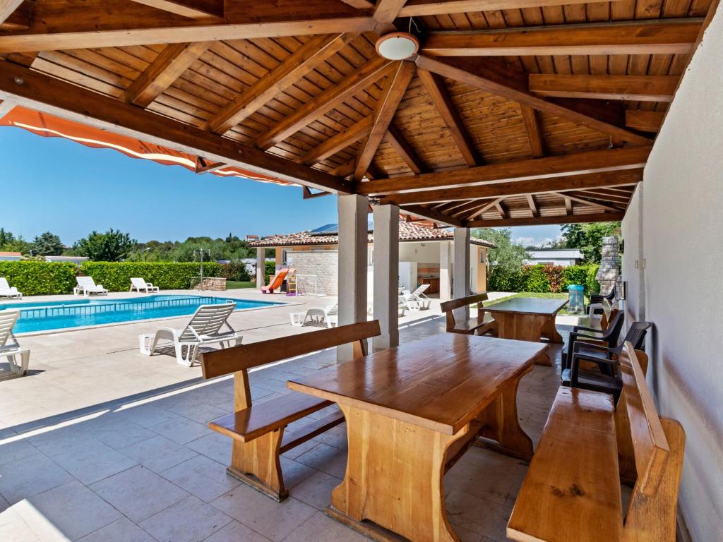 Bazén v ubytovaní Seaside Escape in Banjole Bay alebo v jeho blízkosti