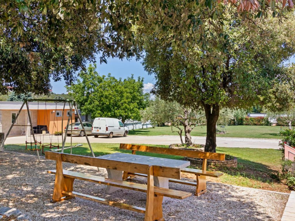 Vonkajšia záhrada v ubytovaní Seaside Escape in Banjole Bay