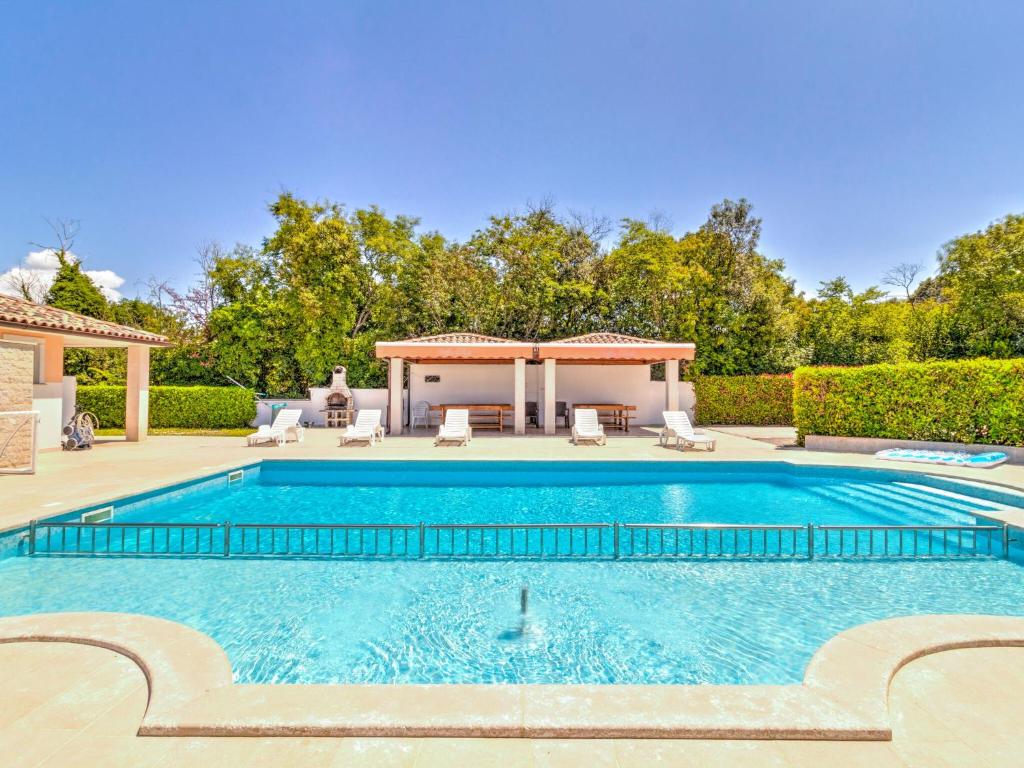 een zwembad in een tuin met een huis bij Alluring Mobile Home in Banjole with Swimming Pool in Banjole