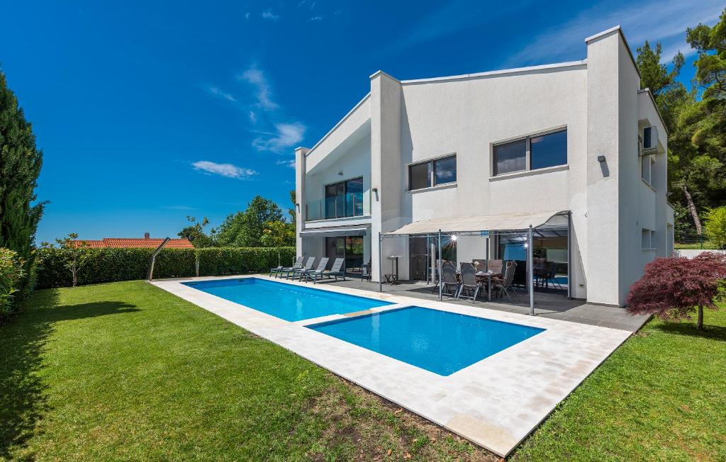 een afbeelding van een huis met een zwembad bij Villa Laura Istarska in Višnjan