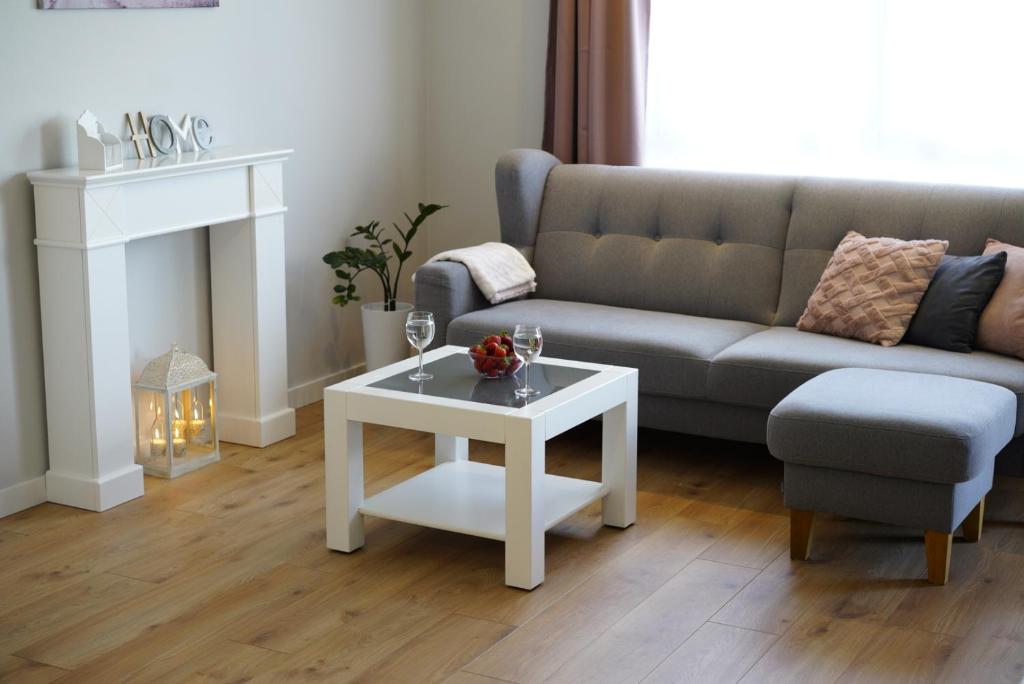 uma sala de estar com um sofá e uma mesa de centro em Apartament na Wspólnej ( centrum, garaż ) em Kielce