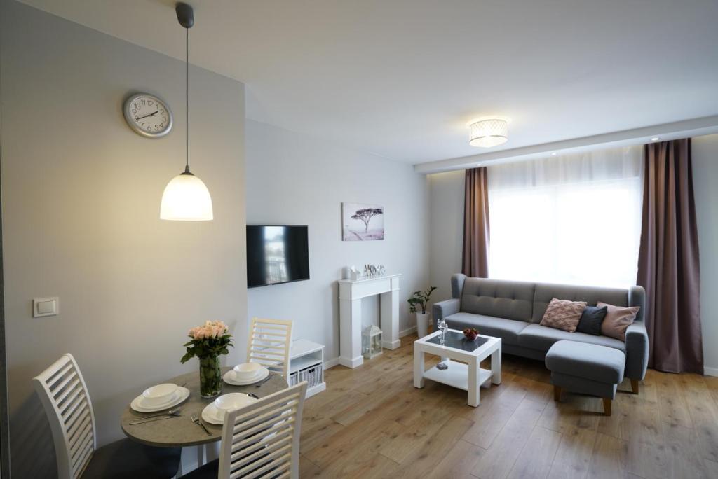 a living room with a couch and a table at Apartament na Wspólnej ( centrum, garaż ) in Kielce