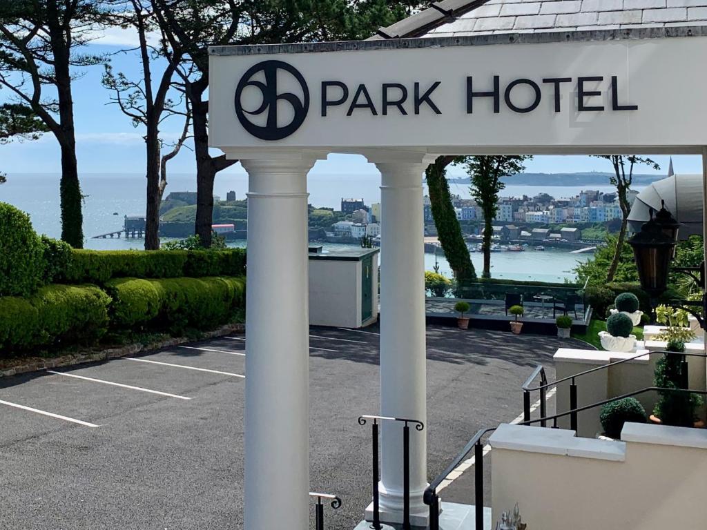 um sinal para um hotel num parque de estacionamento em The Park Hotel em Tenby