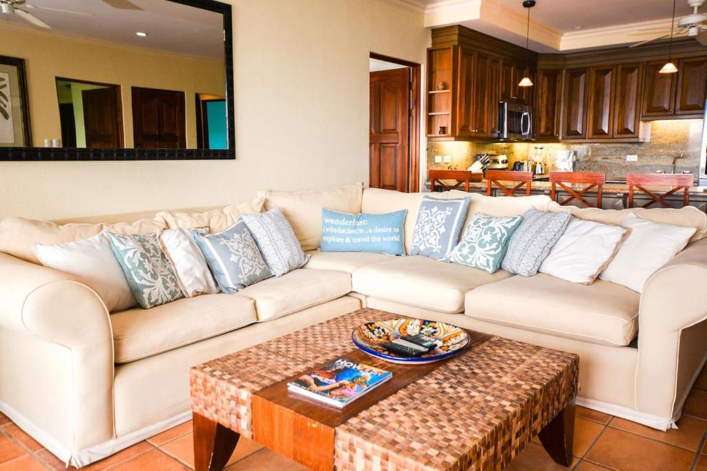 Posezení v ubytování Spectacular - spacious unit in Flamingo in front of the beach