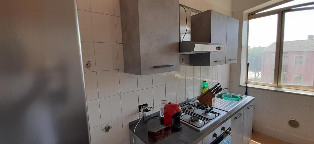 kuchnia z kuchenką i blatem w obiekcie STEPHY HOUSE w Padwie