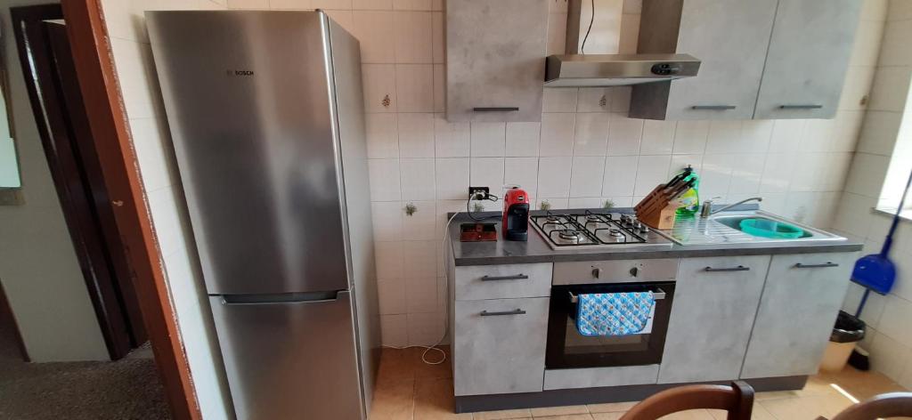 kuchnia z lodówką i piekarnikiem ze stali nierdzewnej w obiekcie STEPHY HOUSE w Padwie